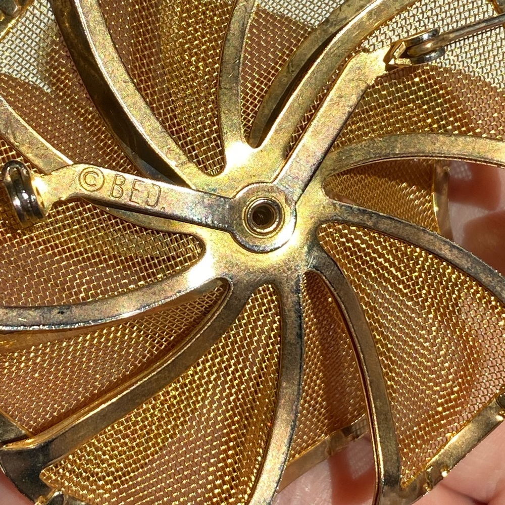 2.5” Vintage Mesh Goldtone Flower Brooch - Picture 8 of 9